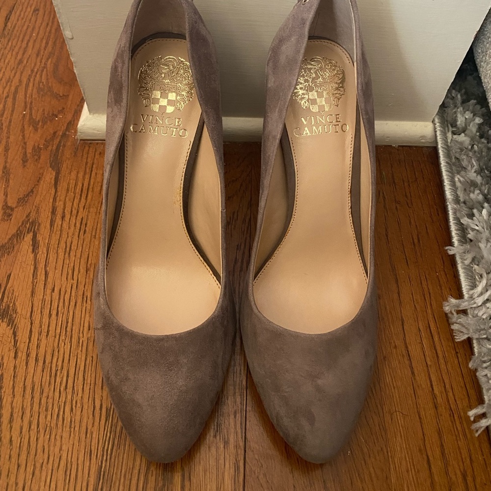 Vince camuto size 7.5 laced heels